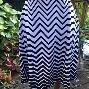 Super cute wavy pattern black and white skirt